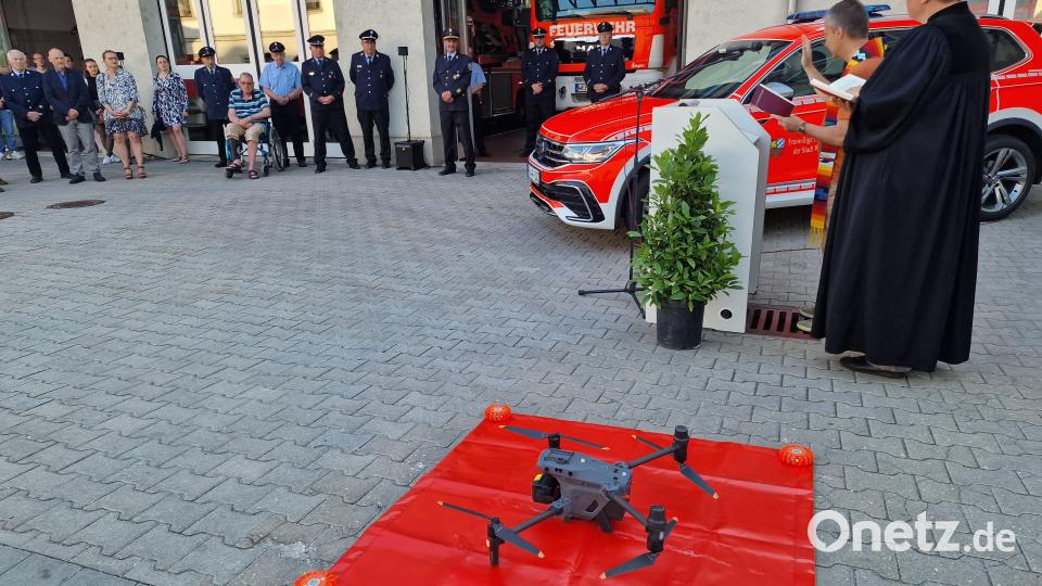 Neben dem neuen Einsatzwagen segnen die beiden Pfarrer auch die neue Drohne. Bild: R. Kreuzer