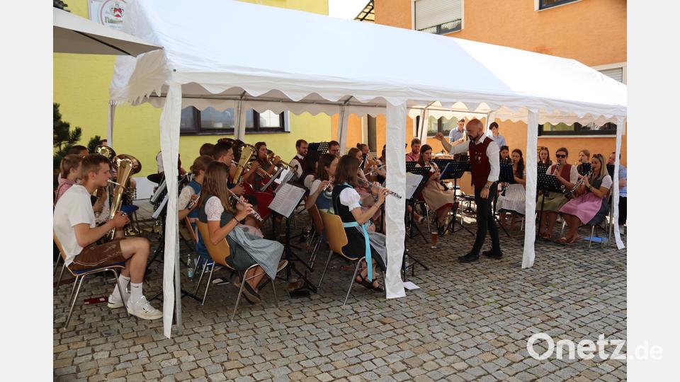 Die Blaskapelle St. Georg Rieden sorgt bei ihrem Sommerfest den ganzen Tag über mit ihrer Musik für eine ausgelassene Stimmung. Bild: mrr