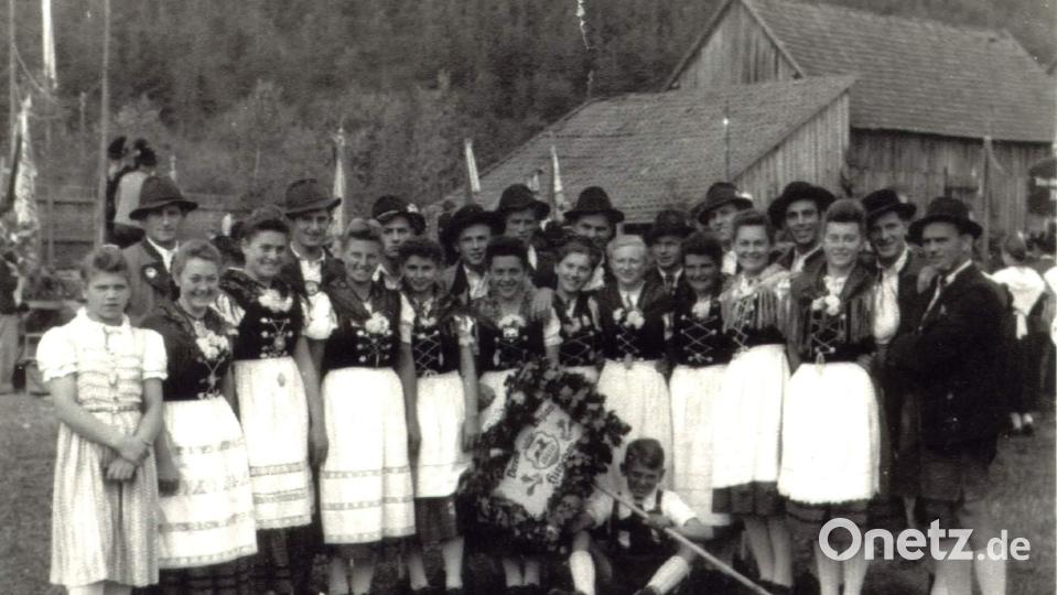 Vom ersten Tag an beseelen Geselligkeit und Gemeinschaftsgeist die Mitglieder des Heimat- und Trachtenvereins Hirschau. Mit im Bild der heutige Ehrenvorsitzende Emil Engelhardt (hinten, Fünfter von rechts). Er zählt zu den Gründungsmitgliedern. Bild: Archiv Schulz
