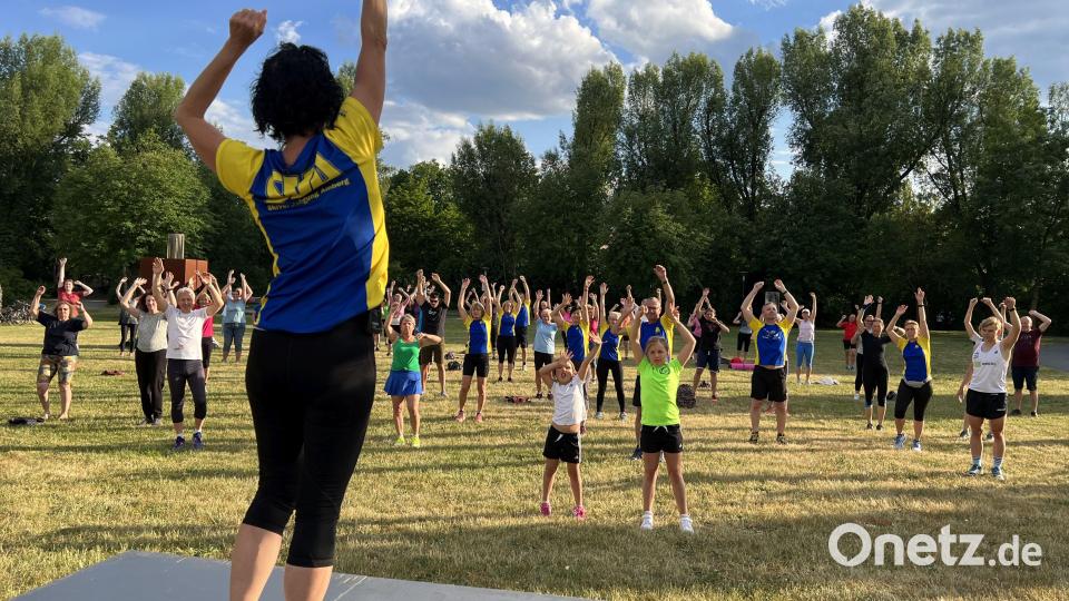 Mit Aufwärmen und klassischen Fitness-Übungen unter Anleitung von Susanne Galli von der Skivereinigung Amberg begann das Feierabend-Workout. Bild: Heike Unger