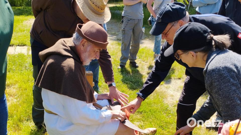 Bei einem Kurs lernten Teilnehmer im Geschichtspark Bärnau-Tachov den richtigen Umgang mit Sense und Sichel. Bild: jba