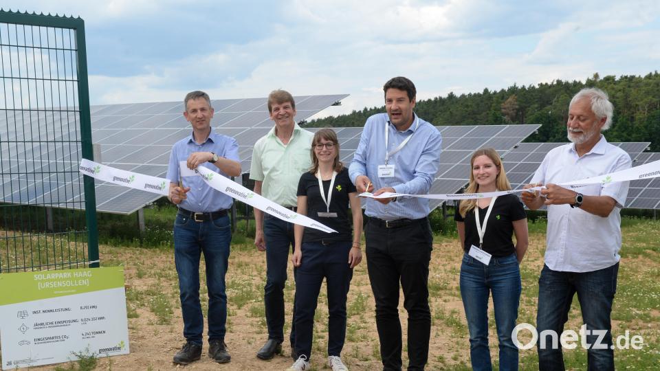 Bürgermeister Albert Geitner, Michael Rischke, Corinna Vogt, Greenovative-Geschäftsführer Bernd Fuchs, Franziska Landshammer und Norbert Mittelmeier eröffneten den Solarpark Haag. Bild: Andreas Brückmann