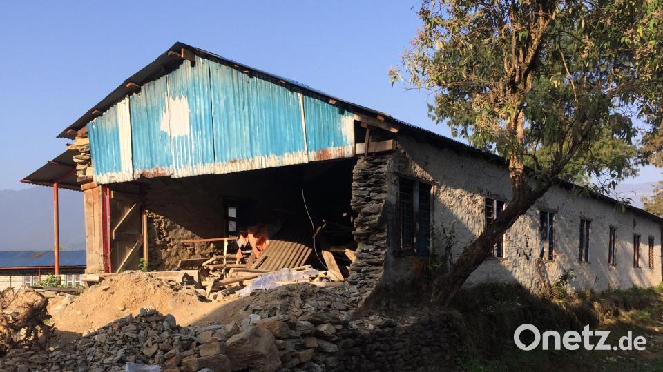 Ein Schulgebäude in Kharikhola, das bei dem Erdbeben 2015 zerstört wurde. Bild: Licht für Kinder/exb