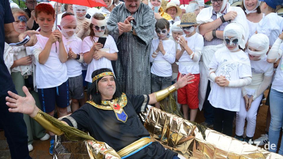 Das Volk huldigt Kleopatra Roman Bauer. Bild: bey