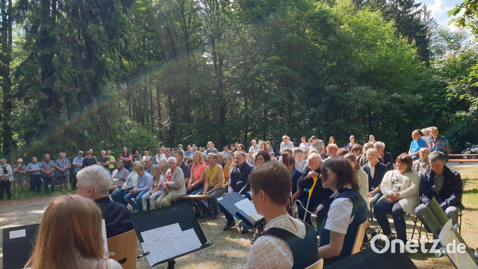 Der Verein Abenteuer Kultur Mähring führte bei der Kapelle &quot;Alter Herrgott&quot; die gleichnamige Musikantenmesse unter Leitung des Komponisten Klaus Rustler noch einmal direkt vor Ort auf. Bild: Jessica Müller/exb