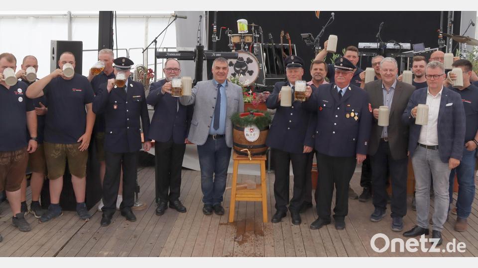 Der Bieranstich läutet vier tolle Tage ein, die am Samstag mit der Blaulichtmesse und der Bayern 3-Band einem ersten Höhepunkt zustreben. Bild: mfh