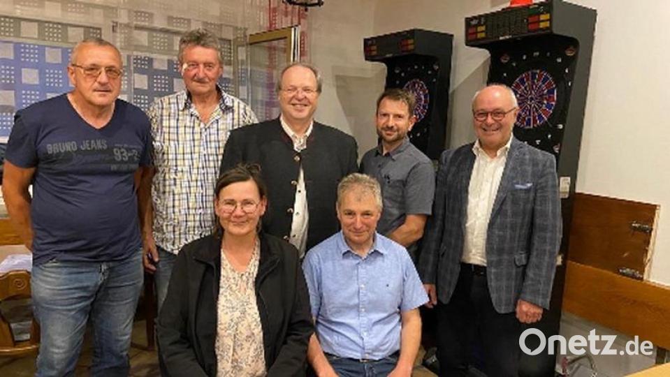 Sie führen aktuell die Siedler-Familie: Vorsitzender Heinz Schmidt (stehend Mitte), Stellvertreter Peter Honsowitz, Schriftführerin und Kassiererin Christine Lubig-Schmidt, Beisitzer Jens Weiner, Karlheinz Sehnke und Bernhard Walter. Kassenprüfer Karlheinz Dadder und Manfred Porsch. Mit im Bild Bezirksvorsitzender Herbert Röder. Bild: whü