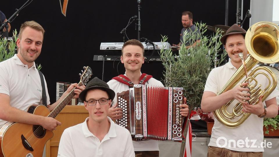 Die Birgländer Bäiazipfl sorgen für die ersten musikalischen Takte des Feuerwehrfests. Bild: mfh