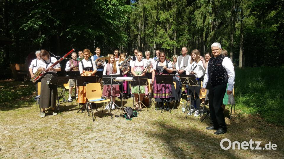 Der Verein Abenteuer Kultur Mähring führte bei der Kapelle &quot;Alter Herrgott&quot; die gleichnamige Musikantenmesse unter Leitung des Komponisten Klaus Rustler noch einmal direkt vor Ort auf. Bild: Bettina Mehler/exb