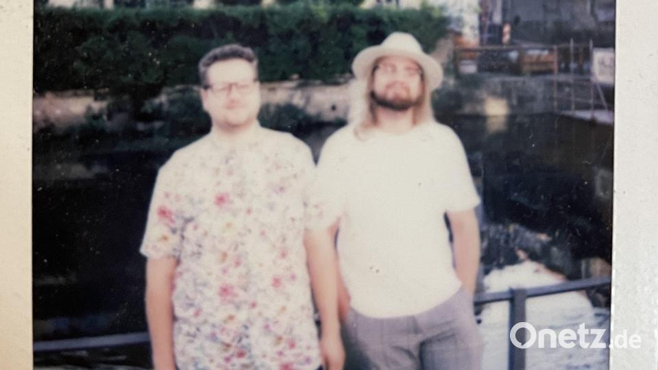 Schlechtes Bild, aber guter Freund: Auf dieses Polaroid sind Felix Gleixner (links) und Jonas Falkenstein stolz. Bild: Falkenstein