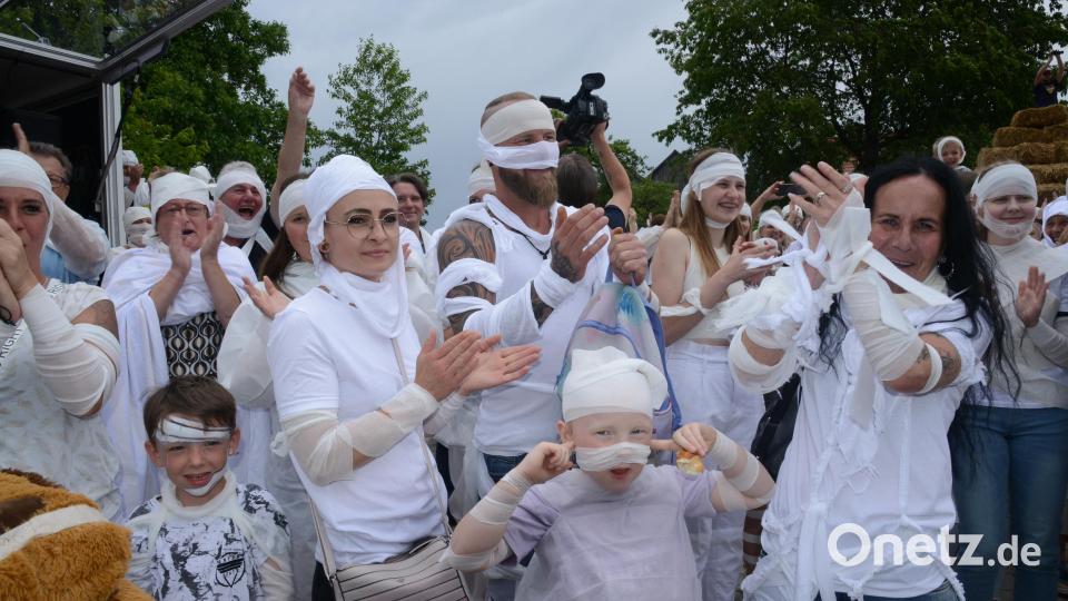 Mumien über Mumien. In Waldthurn dürfte am Freitagnachmittag das Verbandsmaterial knapp geworden sein. Bild: bey
