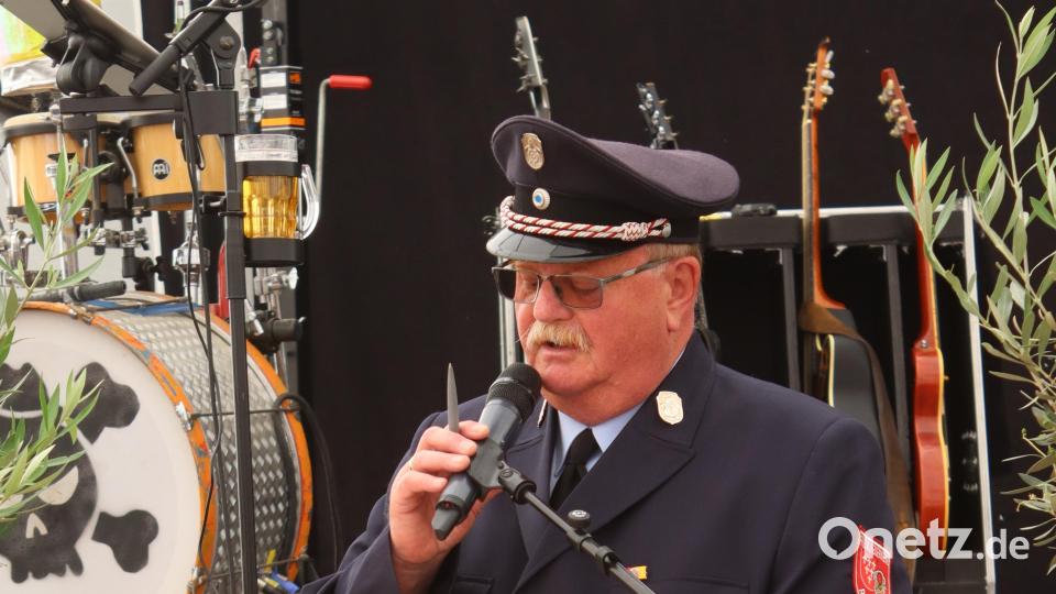 Hans König, der Vorsitzende der Rosenberger Wehr, begrüßt die ersten Gäste im Festzelt am Dultplatz. Bild: mfh