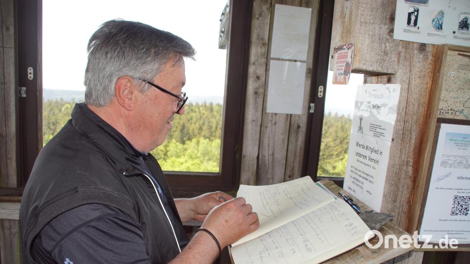 Gerne liest er im Turmbuch die zahlreichen positiven Kommentare der Besucher. Bild: mmj