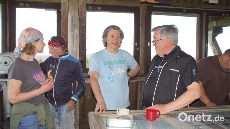 Besuchern gibt Hermann Markgraf (rechts) in der Aussichtskanzel jederzeit Auskunft. Im Rucksack hat er manchmal Kaffee und böhmischen Schmierkuchen, den er mit den Gästen teilt. Bild: mmj