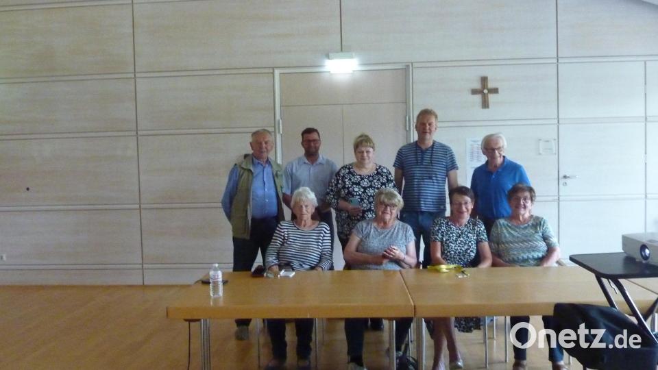Guten Zuspruch fand ein Smartphone-Kurs im Kurmittelhaus Sibyllenbad. Im Bild einige der Teilnehmenden zusammen mit Dozent Jürgen Blumberg (Zweiter von links, stehend). Bild: Andrea Gutwein/exb