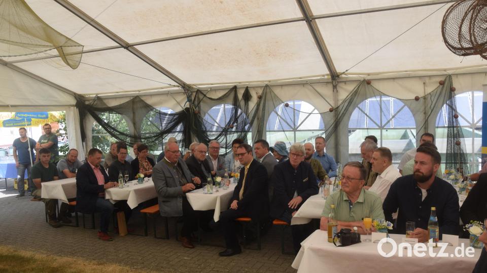 Die Ehrengäste beim Festakt "50 Jahre Teichwirtschaftlicher Beispielbetrieb des Bezirks Oberpfalz". Bild: fz