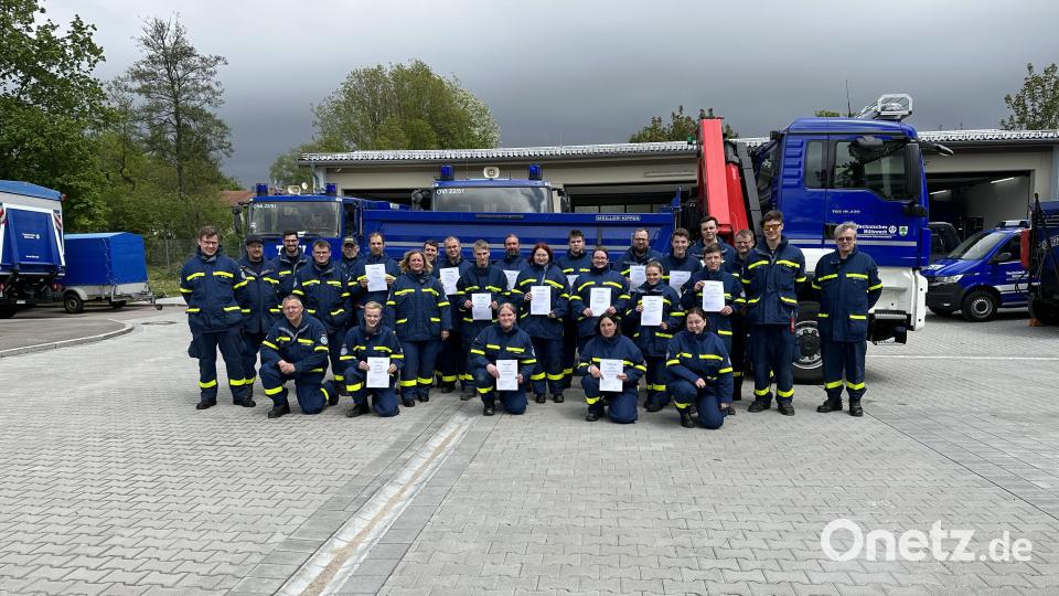 16 Teilnehmer legen die THW-Grundausbildung in Oberviechtach ab. Bild: Berger/exb