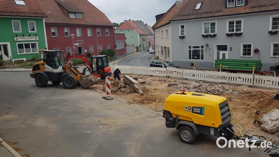 Die Arbeiten am Marktplatz Moosbach laufen seit Mai. Bild: gi
