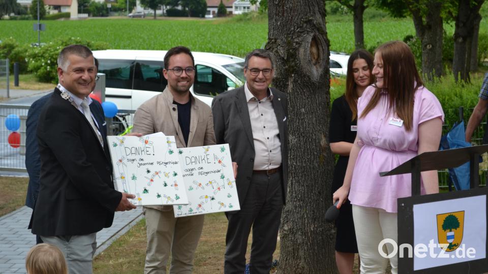 Mit einem Geschenk gemeinsam gestaltet von Erzieherinnen von Krippenkindern bedankte sich Leiterin der Einrichtung Corinna Zitzmann bei den Bürgermeister Dietmar Schaller und Architekt Florian Füger. Bild: kki