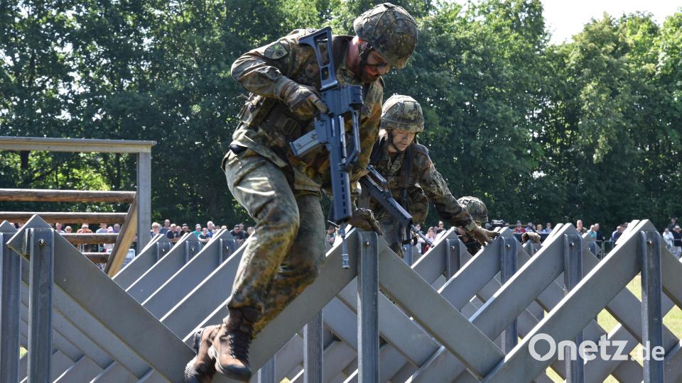 Bundeswehrmänner und -frauen trainierten auf einem Hindernisparcours. Bild: Stephan Huber