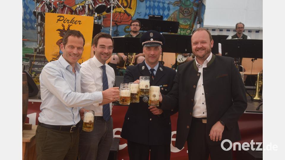 Schirmherr Landtagsabgeordneter Stephan Oetzinger und Bundestagsabgeordneter Albert Rupprecht zapften gemeinsam das Festbier an. Landrat Andreas Meier sprach ebenfalls Grußworte bei dem Festakt. Bild: fz
