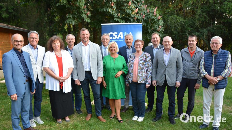 Mit dieser Mannschaft geht der CSA-Kreisverband Tirschenreuth in die kommenden zwei Jahre: (von links) Alfred Scheidler, Reiner Meier, Olga Luft, Vorsitzender Huberth Rosner, Franz Stahl, Ulrike Meier, Roland Grillmeier, Rita Ponnath, Maria Rabenbauer, Martin Hecht, Andreas Malzer und Hans-Werner Schmid. Bild: jr