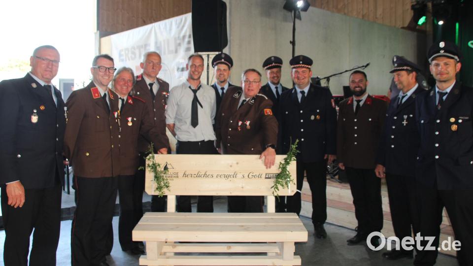 Als Dankeschön für das neue Fahrzeug erheilten die Kameraden aus Zell am See von der Feuerwhr Kühried eine kunstvoll gefertigte Sitzbank. Bild: frd