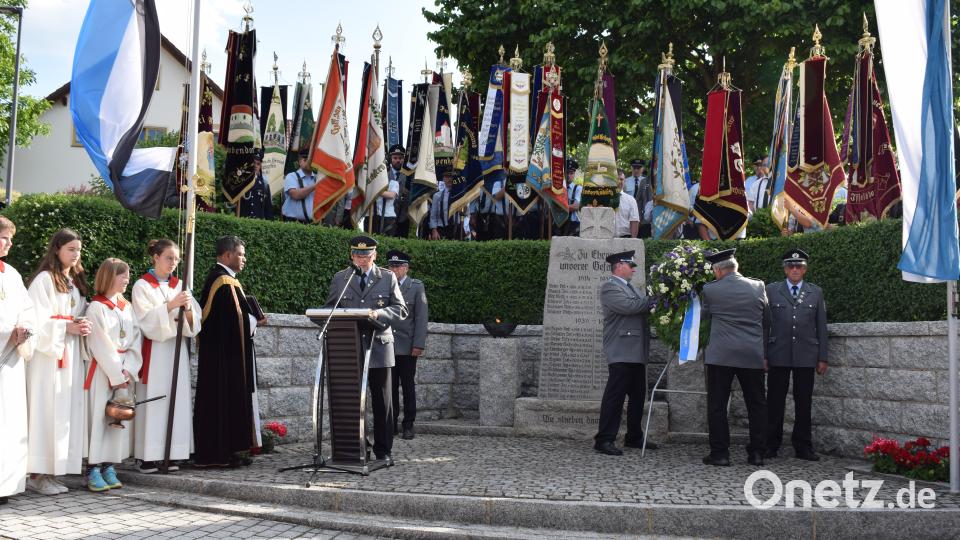 Zum ehrenden Gedenken an die Gefallenen und Vermissten der beiden Weltkriege legte die SKK Saltendorf einen Kranz am Kriegerdenkmal nieder. Bild: bnr