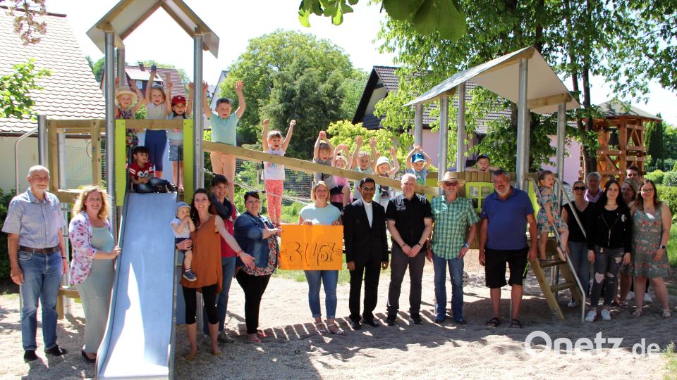 Alle Beteiligten freuen sich über das gelungene Werk. Die Kinderhauskinder können jetzt wieder im Garten richtig toben. Bild: lep