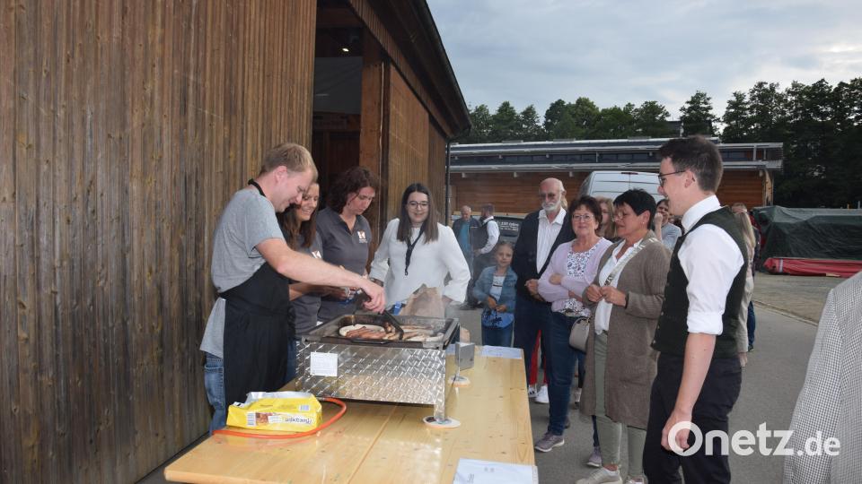 Die Mitglieder der Kolpingsfamilie Waldthurn hatten vor, während und nach der Veranstaltung alle Hände voll zu tun. &quot;Ausverkauft&quot;, verkündete das Grillteam am Ende. Bild: fla