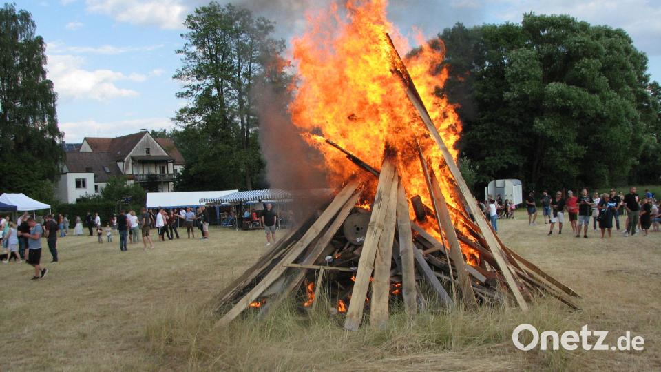 Mit Fackeln entzündeten Kinder ein loderndes Johannisfeuer. Bild: knh