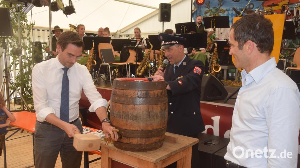 Schirmherr Landtagsabgeordneter Stephan Oetzinger und Bundestagsabgeordneter Albert Rupprecht zapften gemeinsam das Festbier an. Bild: fz