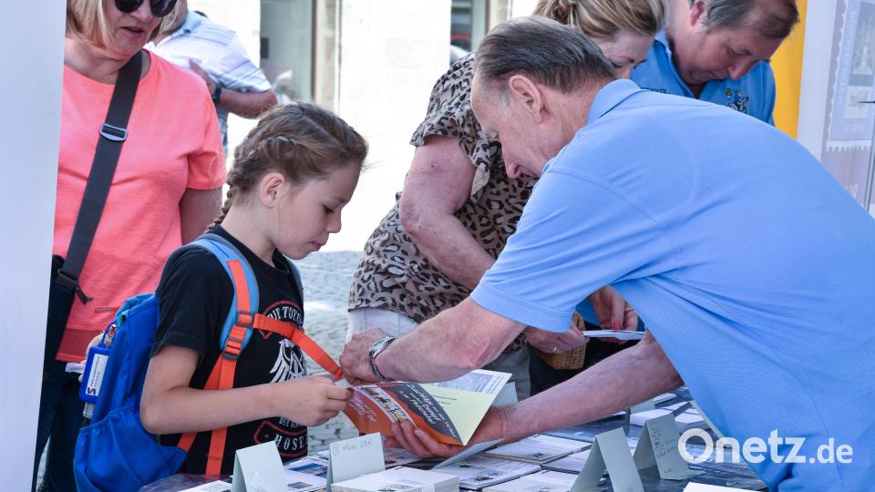 Bei den Briefmarkenfreunden interessierten sich auch kleine Altstadtfestbesucher. Bild: Stephan Huber