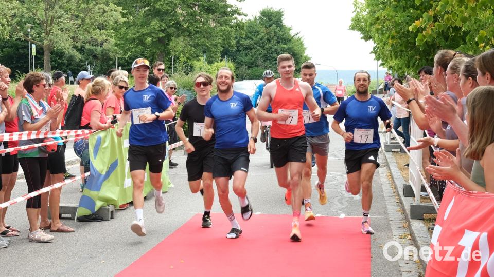 Die Athleten des TV Burglengenfeld verteidigten den Titel bei den Herren souverän und liefen mit großem Vorsprung durch das Ziel in Wackersdorf. Bild: Hirsch