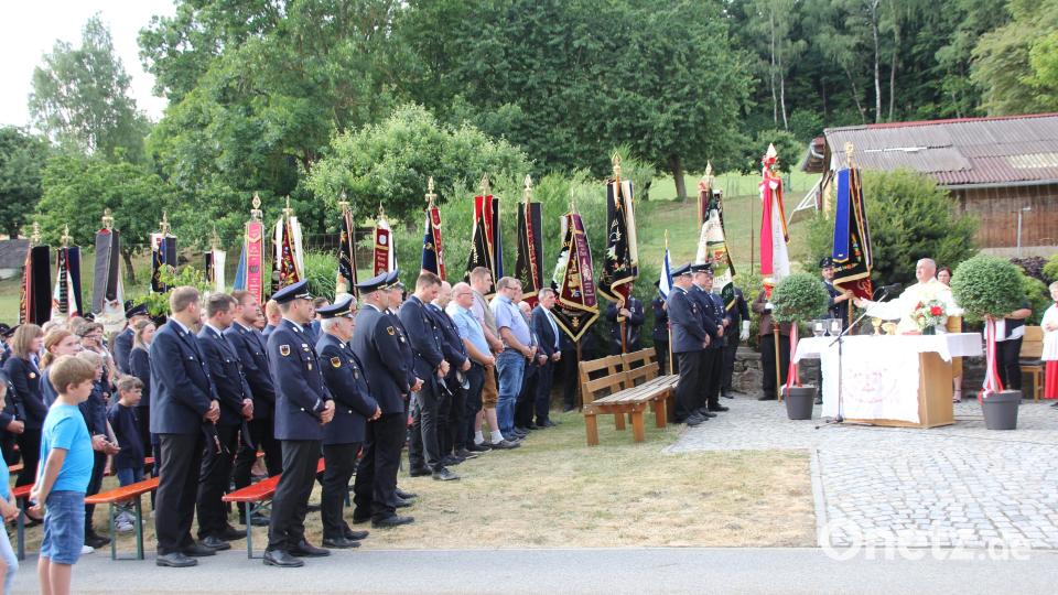 Stadtpfarrer Alfons Kaufmann zelebrierte vor der Dorfkapelle Kühried den Festgottesdienst. Bild: frd