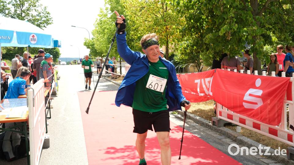 Otto Brickl aus Taxöldern legte die Walking-Strecke als Einzelstarter zurück. Bild: Hirsch