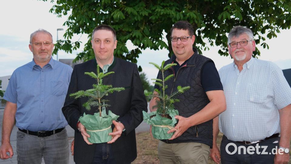 Markus Gregori (Zweiter von links) ist neuer Kreisvorsitzender der Arbeitsgemeinschaft der Jagdgenossenschaften, Michael Bindl (Zweiter von rechts) sein Stellvertreter. 25 Jahre lang stand Alfred Bauer (rechts) an der Spitze der ARGE. Der neue Bezirksvorsitzende Stefan Graf (links) stellte sich erstmals vor. Bild: Hirsch