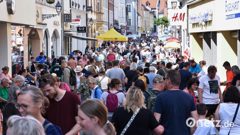Eine volle Altstadt am Sonntag. Bild: Stephan Huber