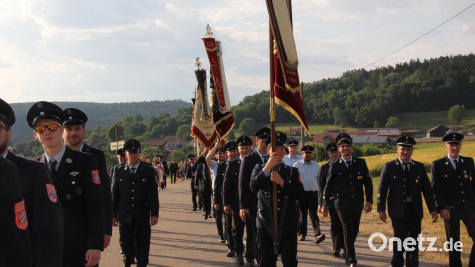 40 Feuerwehren waren beim Festzug dabei. Bild: frd