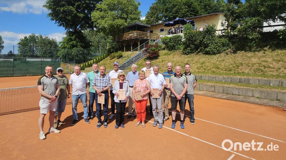 Im Rahmen des Gartenfestes ehrte der TC Bärnau langjährige und engagierte Mitglieder. Bild: TC Bärnau