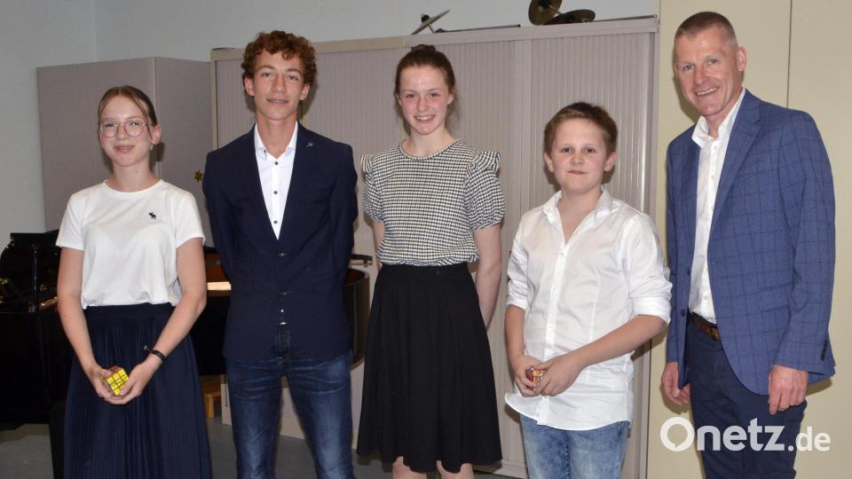 Die Künstler der Abends mit Musikschulleiter Tobias Böhm. Bild: zch