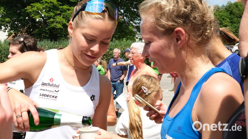 Champagner für die Sieger: Die Damen hatten sich den Sekt redlich verdient. Bild: Hirsch