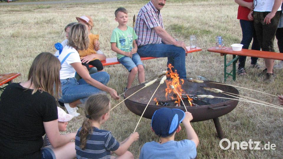 Geduldig grillten sich die Kleinen ein Stockbrot. Bild: knh