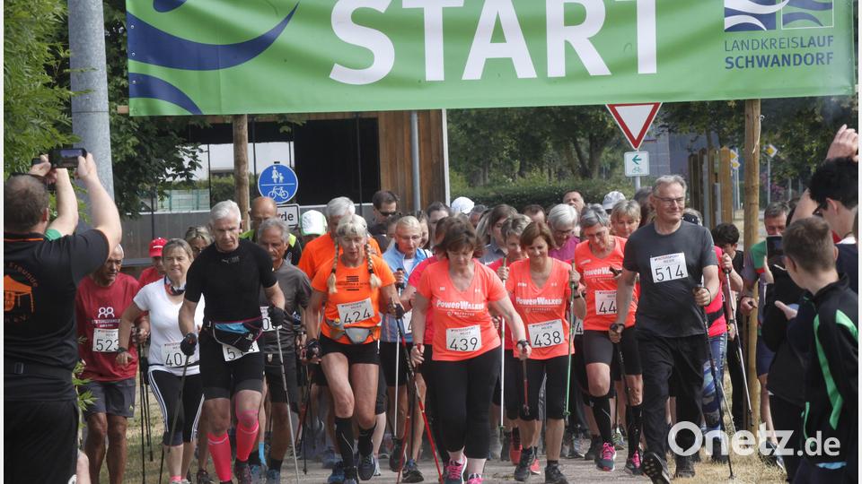 Massenstart für die Walker in Wölsendorf. Bild: Hirsch