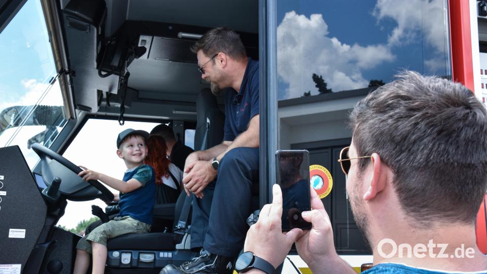 Die jungen Besucher waren begeistert, dass sie die großen Fahrzeuge der Bundeswehr erkunden konnten. Bild: Stephan Huber