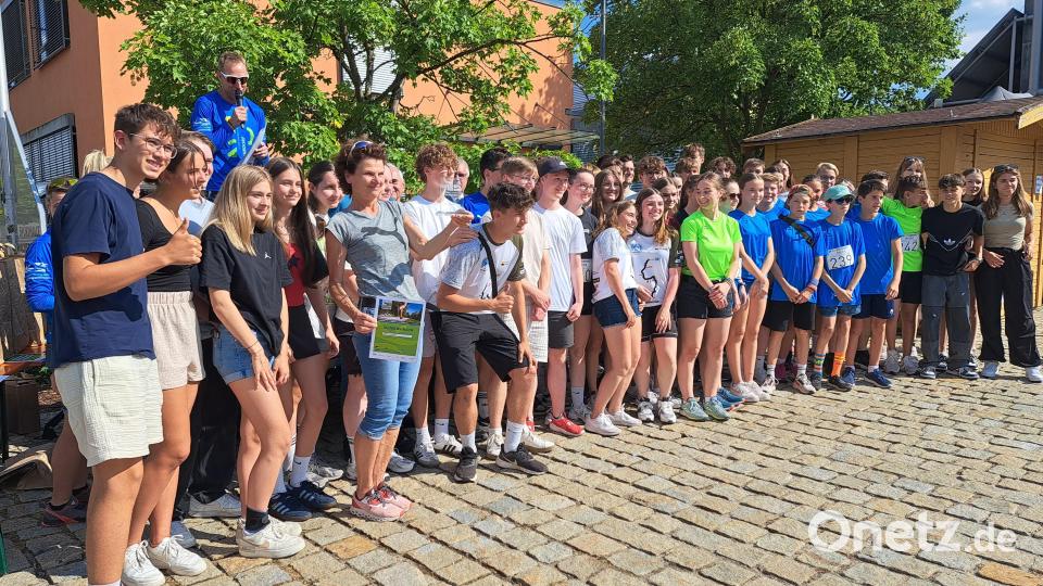 Das CFG-Gymnasium Schwandorf stellte 80 Sportler und bekam den Pokal für die teilnehmerstärkste Gruppe. Bild: Hirsch