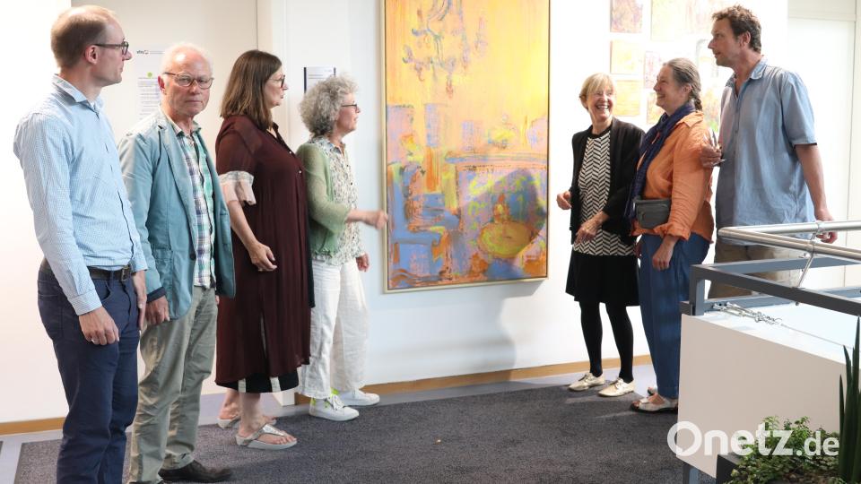 Thomas Rode, stellvertretender VHS-Leiter, Werner Merkl, Claudia Merkl, Doris Webersberger-Maier und Nora Matocza (von links) bewundern ein großformatiges Gemälde von Anne Lilly Hagl (Zweite von rechts) und ein Mosaik aus kleinen Bilder von Matthias Hagl (rechts). Bild: Corinna Groth