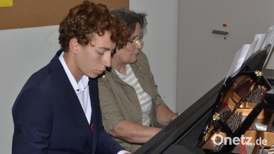Adrian Boccali mit seiner Lehrerin Christiane Zeigler mit &quot;Ungarischer Tanz Nr. 5&quot;. Bild: zch