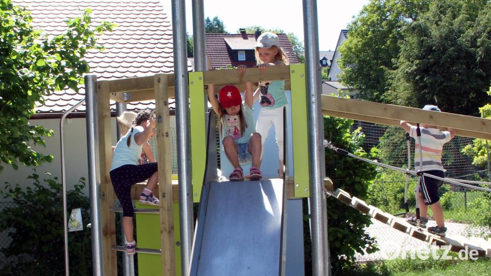 Das Kombi-Spielgerät mit Hängebrücke und Rutsche wurde sofort von den Kleinen in Beschlag genommen. Bild: lep