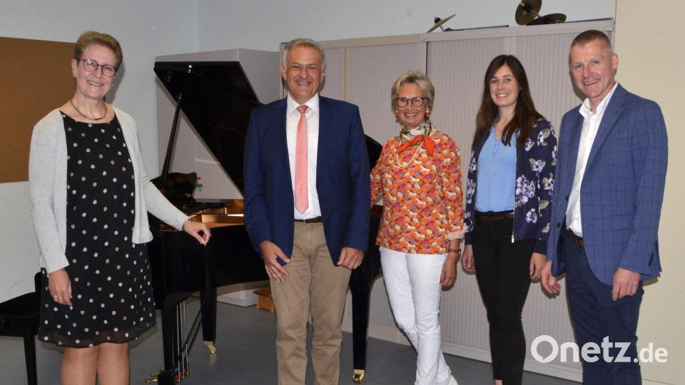Stellvertretende Musikschulleiterin Klaudia Kormann, Landrat Roland Grillmeier, Vorsitzende Theodora Kupke , Zweite Vorsitzende Julia Thoma und Musikschulleiter Tobias Böhm bei der Flügelübergabe. Bild: zch